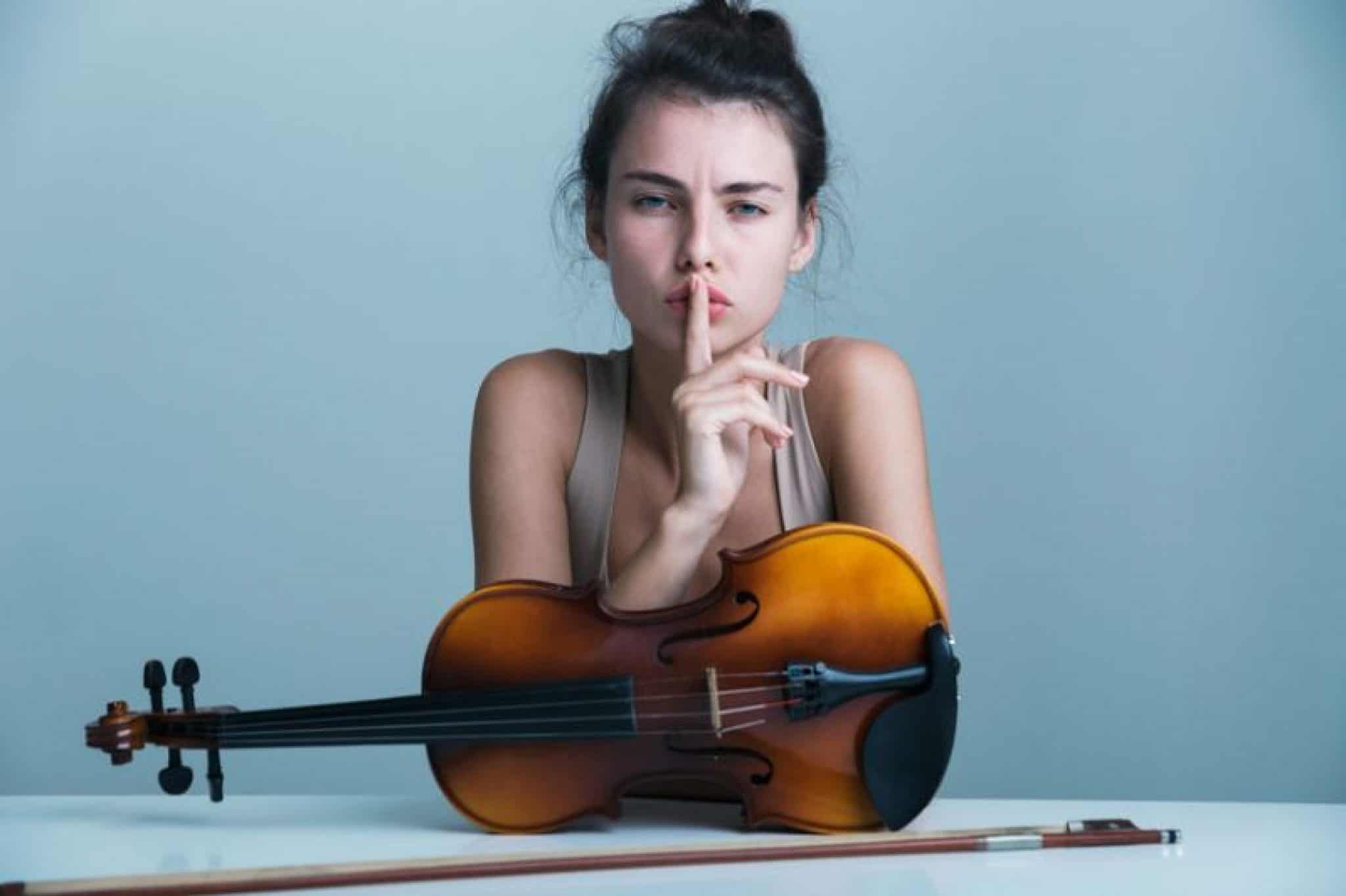 7 Best Violin Mutes In 2024 (All Under 20)